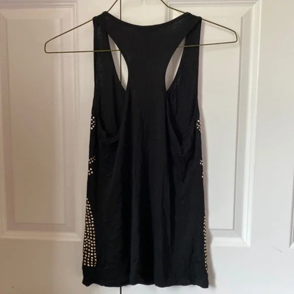 💥🎉HP🎉💥 Forever 21 Black Stretch Racerback Scoop Neck Tank Gold Silver Studs - Picture 9 of 11